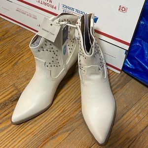 Universal thread white boots